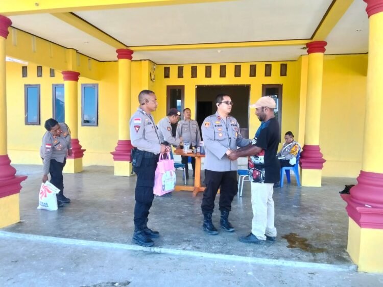 Wakapolres Mamberamo Tengah Salurkan Bantuan Sembako kepada Tokoh Pemuda di Kobakma