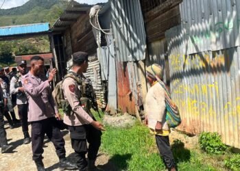 Patroli Jalan Kaki Polres Tolikara Perkuat Kedekatan dengan Masyarakat, Wujudkan Kamtibmas yang Kondusif