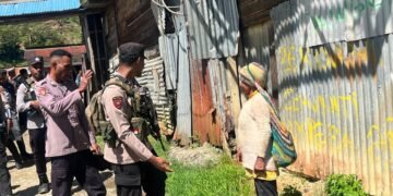 Patroli Jalan Kaki Polres Tolikara Perkuat Kedekatan dengan Masyarakat, Wujudkan Kamtibmas yang Kondusif