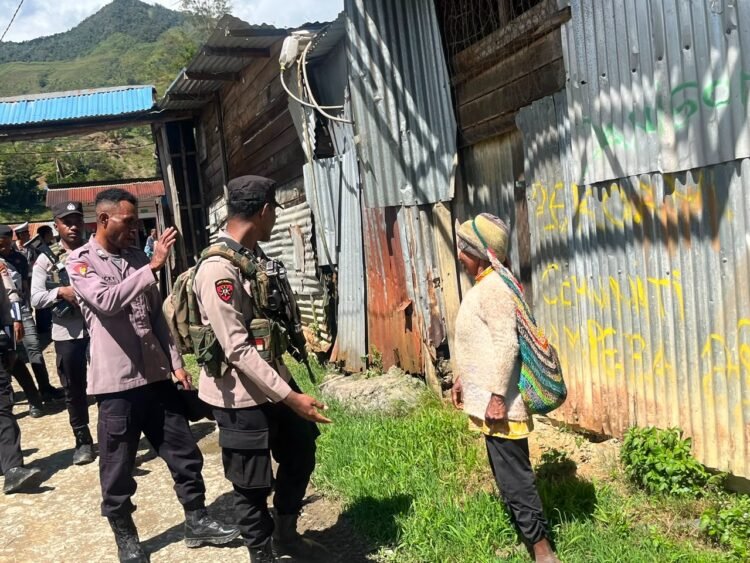 Patroli Jalan Kaki Polres Tolikara Perkuat Kedekatan dengan Masyarakat, Wujudkan Kamtibmas yang Kondusif