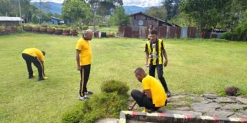 Budayakan Kebersihan dan Disiplin, Personel Polsek Bokondini Gelar Aksi Bersih Mako