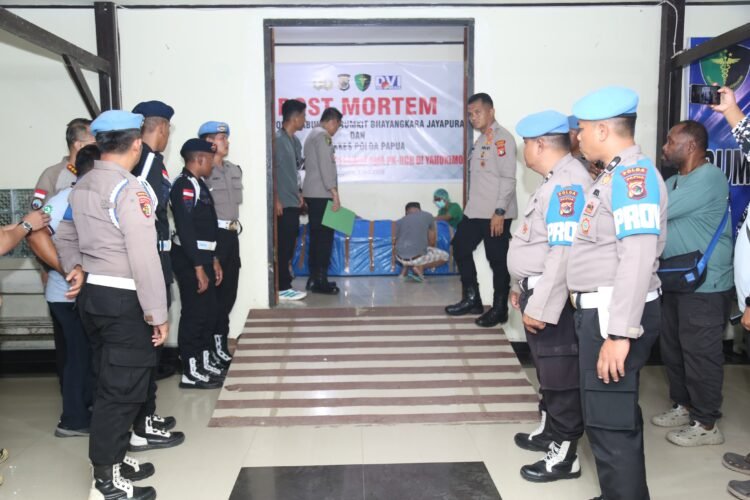 Budayakan Kebersihan dan Disiplin, Personel Polsek Bokondini Gelar Aksi Bersih Mako