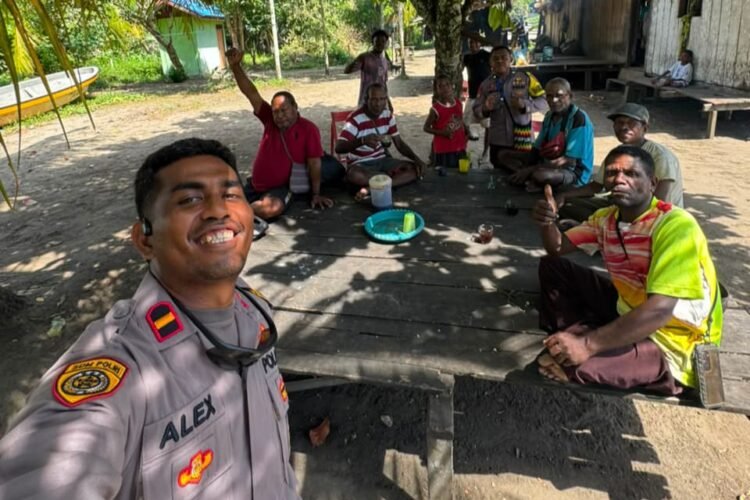 Kapolsek Pantai Barat Pererat Silaturahmi dengan Tokoh Adat Lewat Sambang Kampung