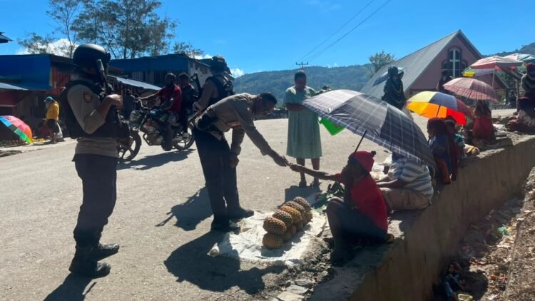 Patroli Humanis Polsek Karubaga Hadir di Tengah Aktivitas Warga, Wujudkan Situasi Kamtibmas yang Aman dan Kondusif