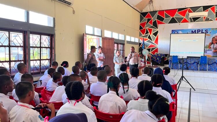 Sat Binmas Polres Sarmi Bekali Siswa Baru SMAN 1 Sarmi dengan Edukasi Hukum dan Bahaya Narkoba