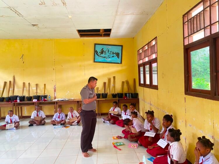 Tanamkan Jiwa Nasionalisme Sejak Dini, Polsek Asiki Berikan Wawasan Kebangsaan kepada Peserta MPLS dan Intensifkan Patroli Kamtibmas