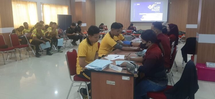 Wujud Kepedulian Polri, Personel Polres Merauke Berpartisipasi dalam Donor Darah Hari Pajak 2026
