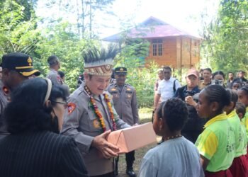 Polri Dukung Generasi Emas Papua, Astamaops Kapolri Salurkan Bantuan Pendidikan di Wesaput