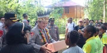 Polri Dukung Generasi Emas Papua, Astamaops Kapolri Salurkan Bantuan Pendidikan di Wesaput