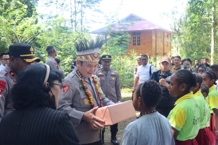 Polri Dukung Generasi Emas Papua, Astamaops Kapolri Salurkan Bantuan Pendidikan di Wesaput