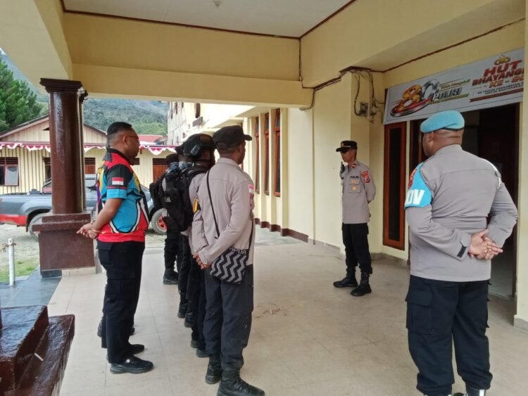Patroli Humanis Polres Tolikara Perkuat Rasa Aman Masyarakat di Kota Karubaga