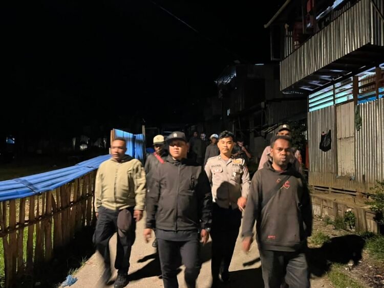 Patroli Malam Regu Siaga II Polres Tolikara Tingkatkan Rasa Aman dan Perkuat Harkamtibmas