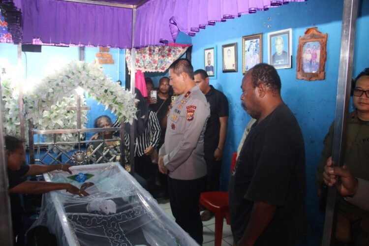 Ungkapan Duka Keluarga Besar Polda Papua, Wakapolda Melayat ke Rumah Duka Brigpol Fredy Lukas Awe