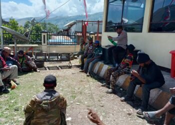 Utamakan Musyawarah, Sat Binmas Polres Tolikara Mediasi Sengketa Dana Kampung Secara Humanis