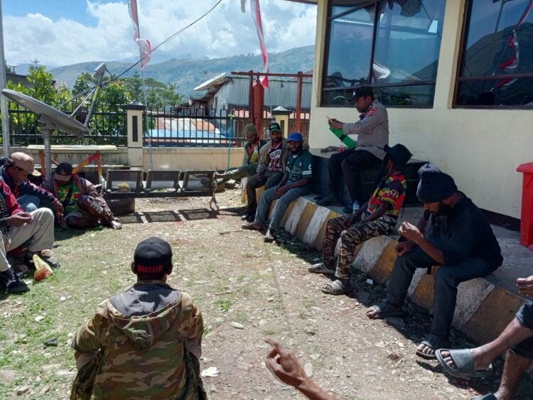Utamakan Musyawarah, Sat Binmas Polres Tolikara Mediasi Sengketa Dana Kampung Secara Humanis