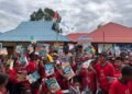 Sat Binmas Polres Tolikara Tanamkan Semangat Literasi kepada Pelajar melalui Program Door to Door System