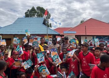 Sat Binmas Polres Tolikara Tanamkan Semangat Literasi kepada Pelajar melalui Program Door to Door System