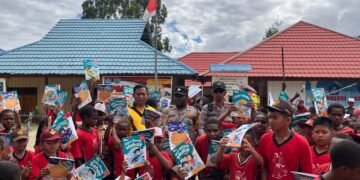 Sat Binmas Polres Tolikara Tanamkan Semangat Literasi kepada Pelajar melalui Program Door to Door System