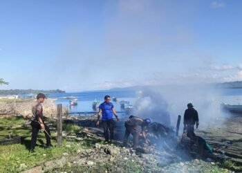 Sambut HUT ke-81 RI, Satpolairud Polres Sarmi Bersama Nelayan Nusantara Bersihkan Pantai Kali Bagre