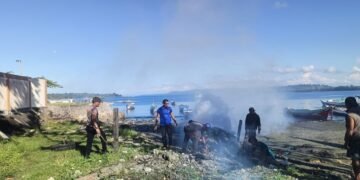 Sambut HUT ke-81 RI, Satpolairud Polres Sarmi Bersama Nelayan Nusantara Bersihkan Pantai Kali Bagre