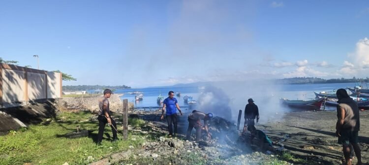 Sambut HUT ke-81 RI, Satpolairud Polres Sarmi Bersama Nelayan Nusantara Bersihkan Pantai Kali Bagre