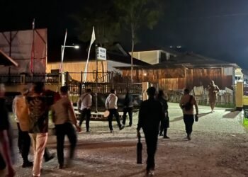 Sambut HUT ke-81 RI, Satpolairud Polres Sarmi Bersama Nelayan Nusantara Bersihkan Pantai Kali Bagre