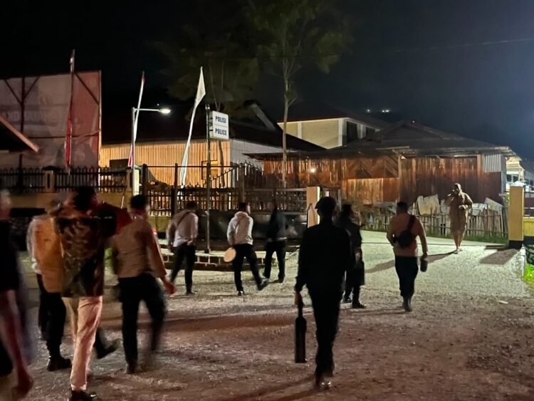 Sambut HUT ke-81 RI, Satpolairud Polres Sarmi Bersama Nelayan Nusantara Bersihkan Pantai Kali Bagre