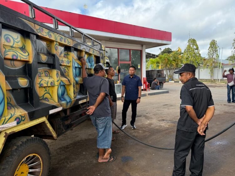 Cegah Penyalahgunaan BBM Bersubsidi, Satreskrim Polres Merauke Tertibkan Antrean Kendaraan di SPBU Ahmad Yani