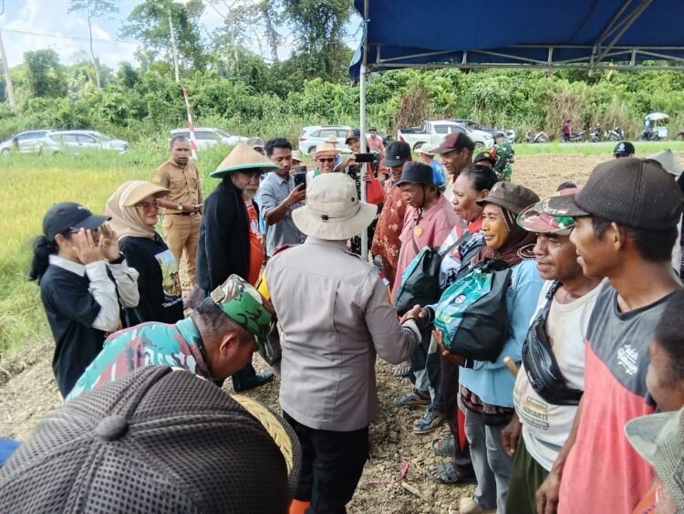 Dukung Ketahanan Pangan Nasional, Kapolsek Bonggo Turun Langsung Tanam dan Panen Padi Bersama Petani