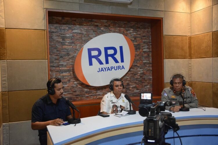 Dialog Interaktif Polisi Menyapa, Polda Papua Ajak Warga Taat Administrasi Kendaraan dan Pajak