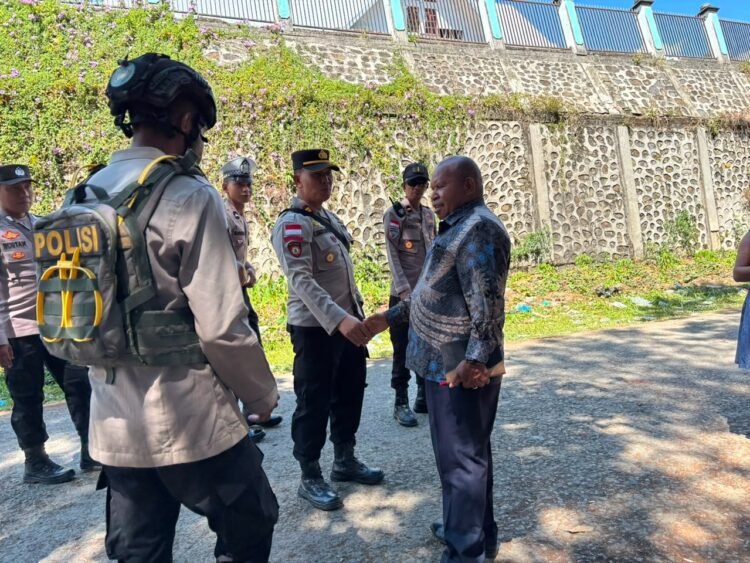Polres Tolikara Kawal Pelaksanaan Ibadah Minggu, Pastikan Jemaat Beribadah dengan Aman dan Khusyuk