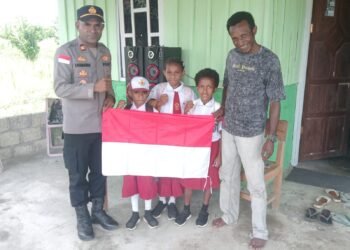 Sambut HUT Ke-81 Kemerdekaan RI, Kapolsek Senggi Bagikan Bendera Merah Putih kepada Warga