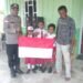 Sambut HUT Ke-81 Kemerdekaan RI, Kapolsek Senggi Bagikan Bendera Merah Putih kepada Warga