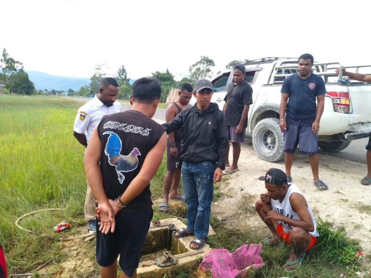 Polres Mamberamo Tengah Bersama Dinas PU Perbaiki Jaringan Pipa Air dan Sepakati Penjadwalan Distribusi Air di Jalan Warabuke