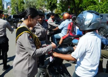 Polda Papua Bagikan 300 Bendera Merah Putih, Ajak Masyarakat Semarakkan HUT ke-81 Kemerdekaan RI