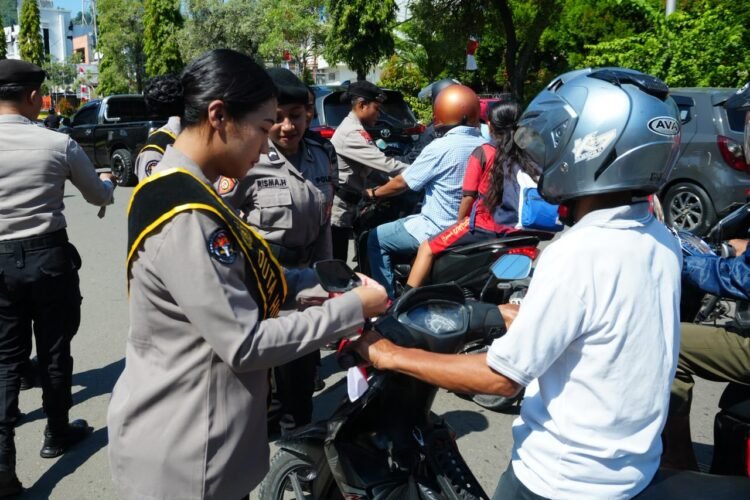 Polda Papua Bagikan 300 Bendera Merah Putih, Ajak Masyarakat Semarakkan HUT ke-81 Kemerdekaan RI