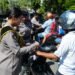Polda Papua Bagikan 300 Bendera Merah Putih, Ajak Masyarakat Semarakkan HUT ke-81 Kemerdekaan RI