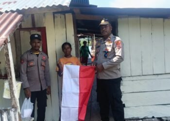 Semarak HUT ke-81 RI, Kapolsek Poom Bagikan Bendera kepada Warga