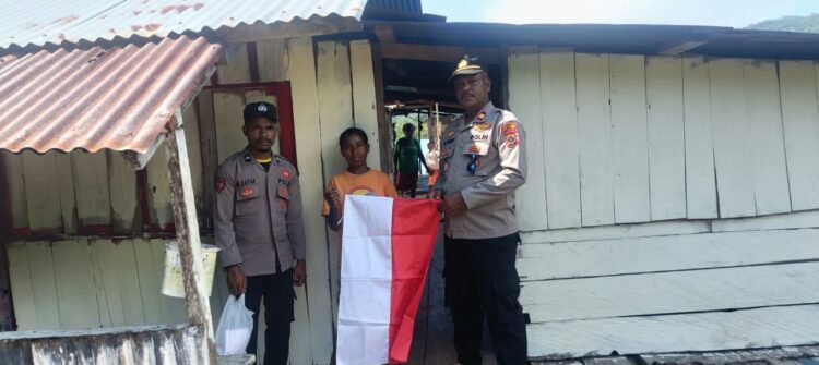 Semarak HUT ke-81 RI, Kapolsek Poom Bagikan Bendera kepada Warga