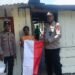 Semarak HUT ke-81 RI, Kapolsek Poom Bagikan Bendera kepada Warga