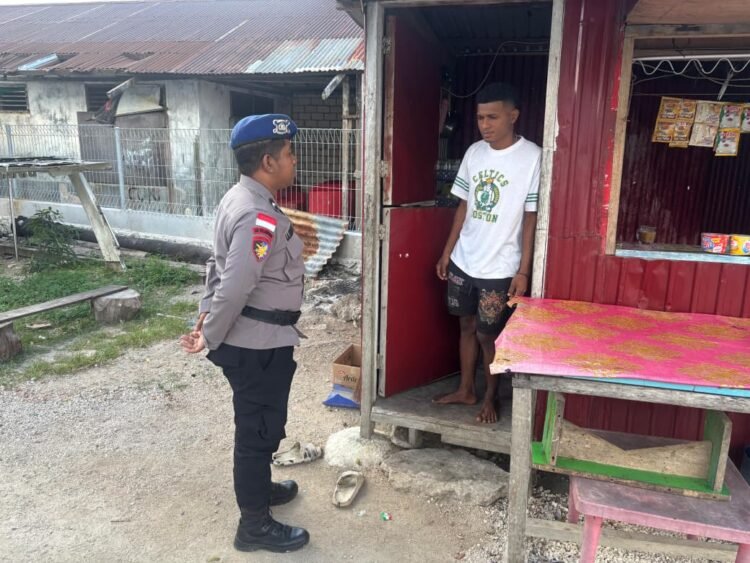 Sat Polairud Polres Biak Numfor Sambangi Dermaga Tiptop, Warga Diimbau Waspada dan Utamakan Keselamatan