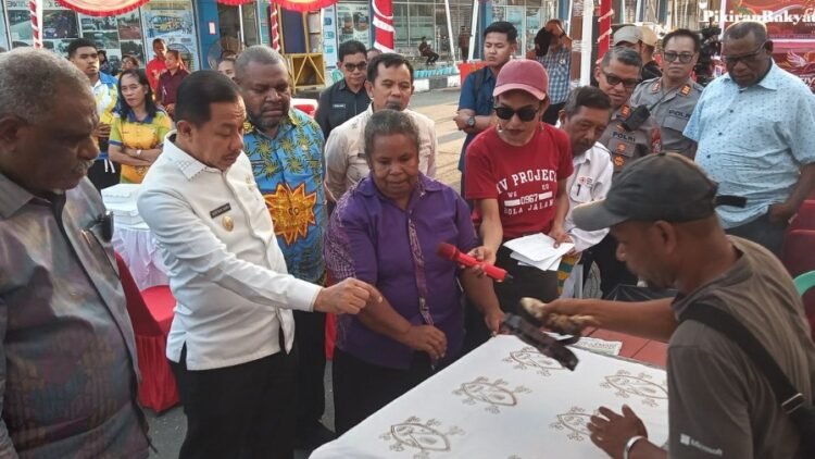 Abisai Rollo Ajak Masyarakat Dukung Produk Lokal di Festival IKM Kota Jayapura