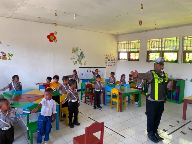 Polres Waropen Hadirkan Polisi Sahabat Anak, Tanamkan Tertib Berlalu Lintas Sejak Dini