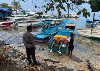Sat Polairud Polres Biak Numfor Sambangi Pantai Tiptop, Ajak Warga Jaga Kamtibmas dan Keselamatan Laut