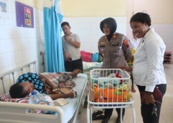 HUT Polwan ke-78, Polwan Polres Mappi Berbagi Kasih dengan Ibu Pasca Persalinan