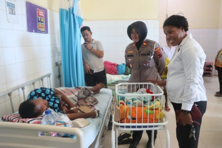 HUT Polwan ke-78, Polwan Polres Mappi Berbagi Kasih dengan Ibu Pasca Persalinan