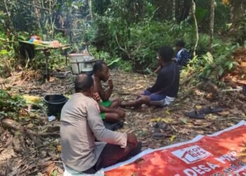 Dekat dengan Warga, Bhabinkamtibmas Sambangi Pengolah Sagu di Kampung Wapur