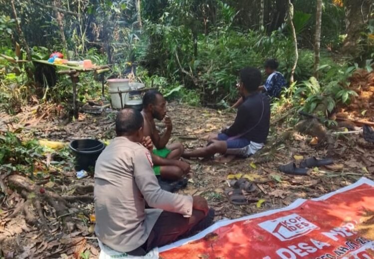 Dekat dengan Warga, Bhabinkamtibmas Sambangi Pengolah Sagu di Kampung Wapur