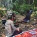 Dekat dengan Warga, Bhabinkamtibmas Sambangi Pengolah Sagu di Kampung Wapur