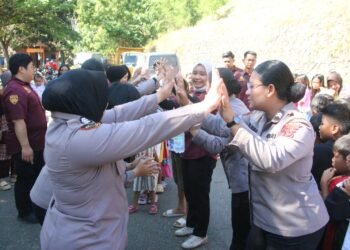 Polda Papua Berikan Trauma Healing, Pulihkan Semangat Anak Korban Kebakaran Kampung Palopo Dok V
